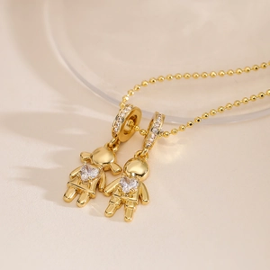 Collana placcata oro 18K con ciondoli ragazzo e ragazza e pietre di zircone a cuore