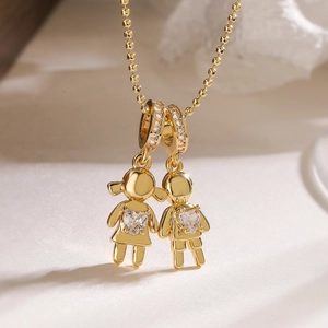Collana con Pendente Cartoon Ragazzo e Ragazza in Rame Placcato Oro 18K Zirconia a Cuore per Donna Gioielli Regalo Coppia