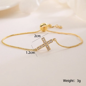Gros plan détaillé du bracelet croix plaqué or 18 carats avec pierres de zircon brillantes