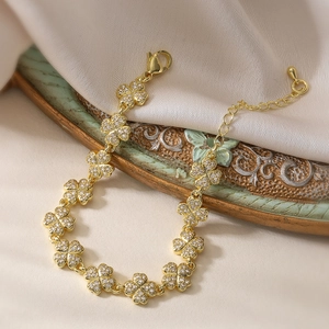 Luxuriöses 18K vergoldetes Kleeblatt-Armband mit funkelnden weißen Zirkonia-Steinen