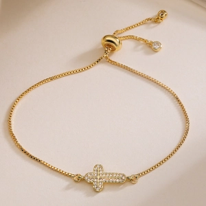 Détail du bracelet croix plaqué or 18 carats avec oxydes de zirconium et fermoir ajustable