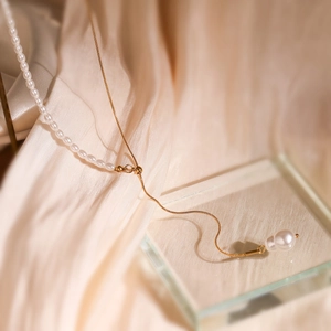 Elegant gold stainless steel necklace with white pearls and baroque pearl tassel pendant