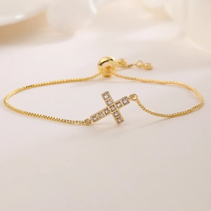 Bracelet croix élégant plaqué or 18 carats avec zircones et chaîne box ajustable