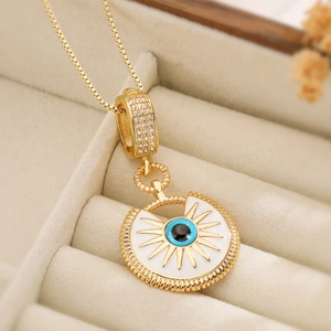 Collana con pendente malocchio placcato oro 18 carati su scatola di velluto beige