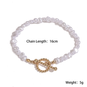 Detailed macro view of 16cm baroque pearl bracelet with golden textured OT toggle clasp