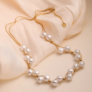 Elegante collar de doble capa en acero inoxidable chapado en oro 18K con perlas blancas