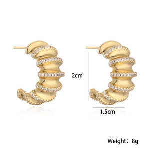 Dettaglio orecchini a C placcati oro 18K con zirconi incastonati, 2cm x 1.5cm