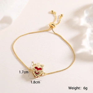 Detailansicht des 18K vergoldeten Herzarmbandes mit roter Emaille und floraler Gravur
