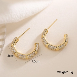 Eleganti orecchini a cerchio a C placcati in oro 18 carati con cristalli di zirconia micro-pave