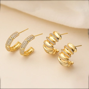 Orecchini a Cerchio a C in Rame Placcato Oro 18K con Zirconia per Donna Orecchini di Lusso con Micro-Intarsio a Trama di Bamboo