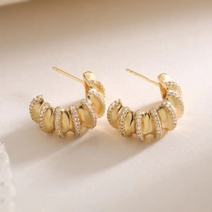 Orecchini a C placcati oro 18K con file di zirconi brillanti dal design elegante e chic