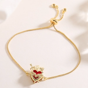 18K vergoldetes verstellbares Armband mit rotem Herzanhänger und Rosenrelief-Detail