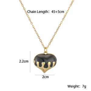 Collier cœur plaqué or 18K avec émail noir et chaîne réglable de quarante-cinq centimètres