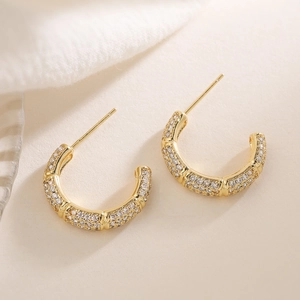 Eleganti orecchini a cerchio a forma di C placcati in oro 18K con micro-pavé di zirconi
