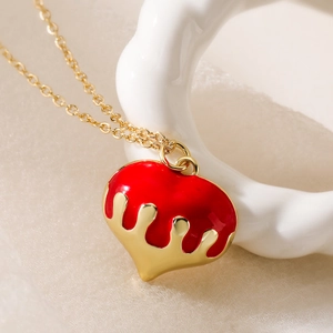 Collier minimaliste plaqué or 18 carats avec pendentif cœur en émail rouge et chaîne