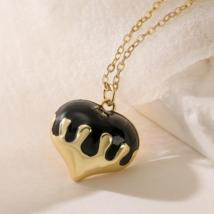 Collier minimaliste avec pendentif cœur plaqué or 18 carats et détails en émail noir