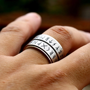 Anello rotante da uomo con rune vichinghe in argento opaco indossato al dito