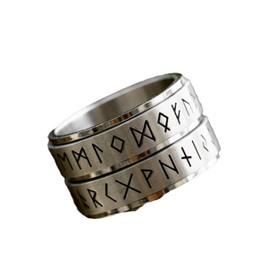 Anello Viking in acciaio inossidabile spazzolato con incisione dell'alfabeto runico