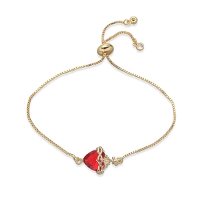 Détail du bracelet ajustable avec zircon cœur rouge et petit pendentif en croix