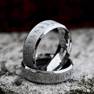 Anillo de acero inoxidable plateado con runas vikingas y textura de estrellas mate