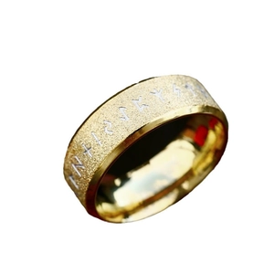 Anillo vikingo de acero inoxidable dorado con acabado mate y grabados de letras rúnicas
