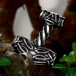 Pendentif Mjolnir vintage en acier inoxydable avec reliefs celtiques sur écorce