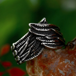 Vintage-Ring aus Edelstahl mit Engelsflügel-Federdesign auf natürlichem Gestein