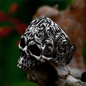 Gothic schedelring van roestvrij staal met vintage rankgravures in punkstijl voor heren