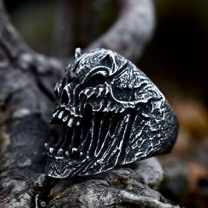 Anillo de calavera punk gótico con cuernos de acero inoxidable sobre fondo de corteza natural