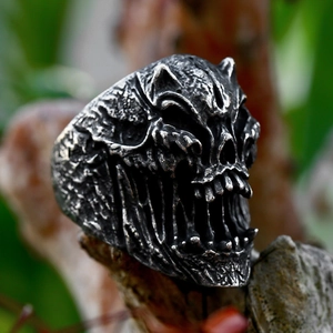 Anillo de calavera de acero inoxidable con cuernos de diablo y acabado de plata vieja