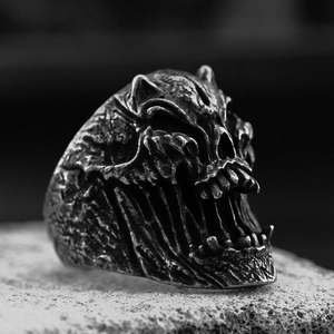 Primer plano de un anillo de calavera gótica con textura oxidada en piedra blanca