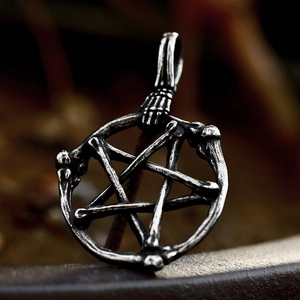 Pendentif pentagramme gothique en acier inoxydable avec design d'os de squelette