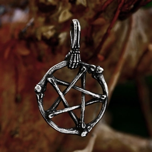 Pendentif pentagramme gothique en acier inoxydable avec main de squelette rétro