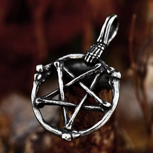 Détail macro du pendentif pentagramme crâne gothique avec texture acier vintage
