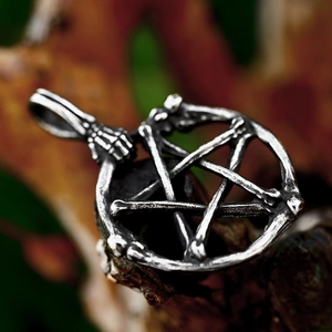 Pendentif gothique en acier inoxydable avec étoile et main de squelette au fini argent vieilli