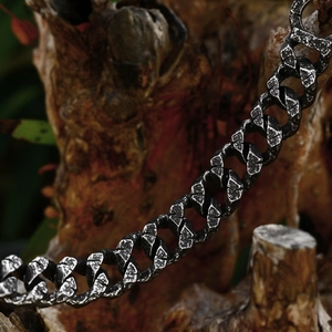Gros plan d'une chaîne en acier oxydé de style industriel avec texture martelée et fini vieilli