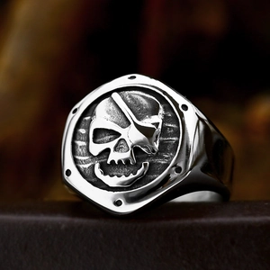 Macro-opname van punkstijl roestvrijstalen schedelring met vintage metalen afwerking
