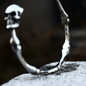 Bracelet tête de mort gothique punk en acier inoxydable avec structure osseuse et design ouvert