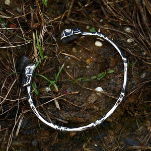 Vue détaillée du bracelet punk en acier inoxydable avec motif crâne et texture d'os