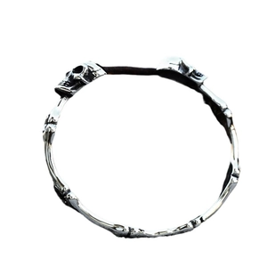 Bracelet gothique punk en os de squelette argenté vintage avec détails de crânes