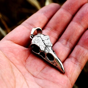 Nordischer Wikinger Krähenschädel Anhänger aus Edelstahl in Silber-Optik