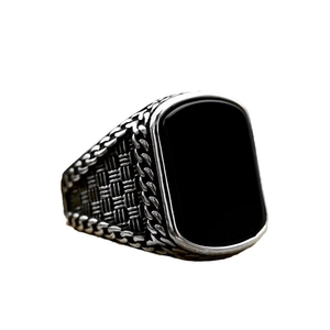 Vintage roestvrijstalen ring met een grote zwarte onyxsteen en gegraveerde details