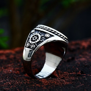 Anillo de calavera pirata de acero inoxidable con relieve de timón náutico en plata retro