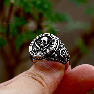 Anillo de pirata vintage en acero inoxidable con calavera, espadas y detalle de timón