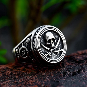 Anillo de calavera pirata de acero inoxidable estilo punk con acabado metálico rústico
