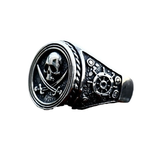 Anillo vintage de acero inoxidable con calavera pirata para hombre y espadas náuticas