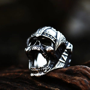 Vintage roestvrijstalen schedelhelm ring voor heren met viking design op donker hout