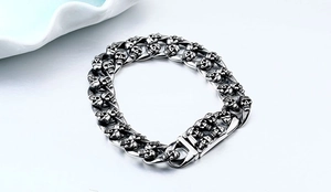Détails des maillons tête de mort en argent vieilli sur un bracelet punk en acier inox