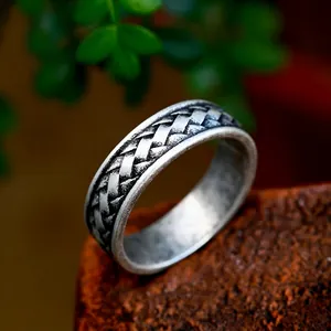 Bague Viking Rétro en Acier Inoxydable Tissé pour Homme Motif Nordique Minimaliste Bijoux de Mode Cadeau