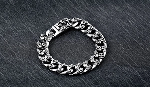 Détail du bracelet punk à tête de mort pour homme avec maillons de finition argentée